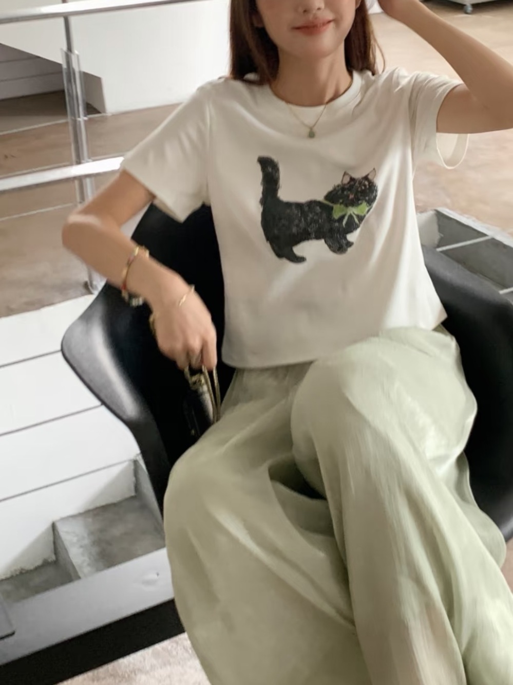 Korean White Cat Graphic T-Shirt with Green Bow